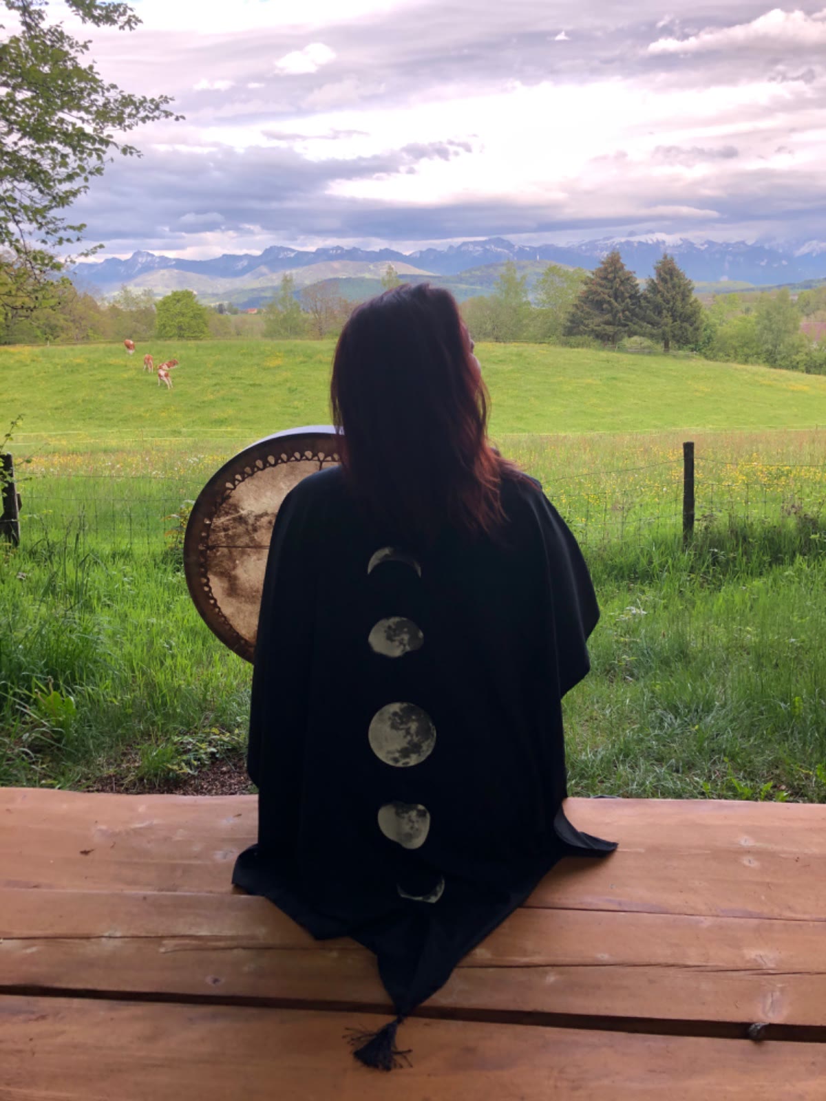 Valoup, tambour à la main, face aux montagnes